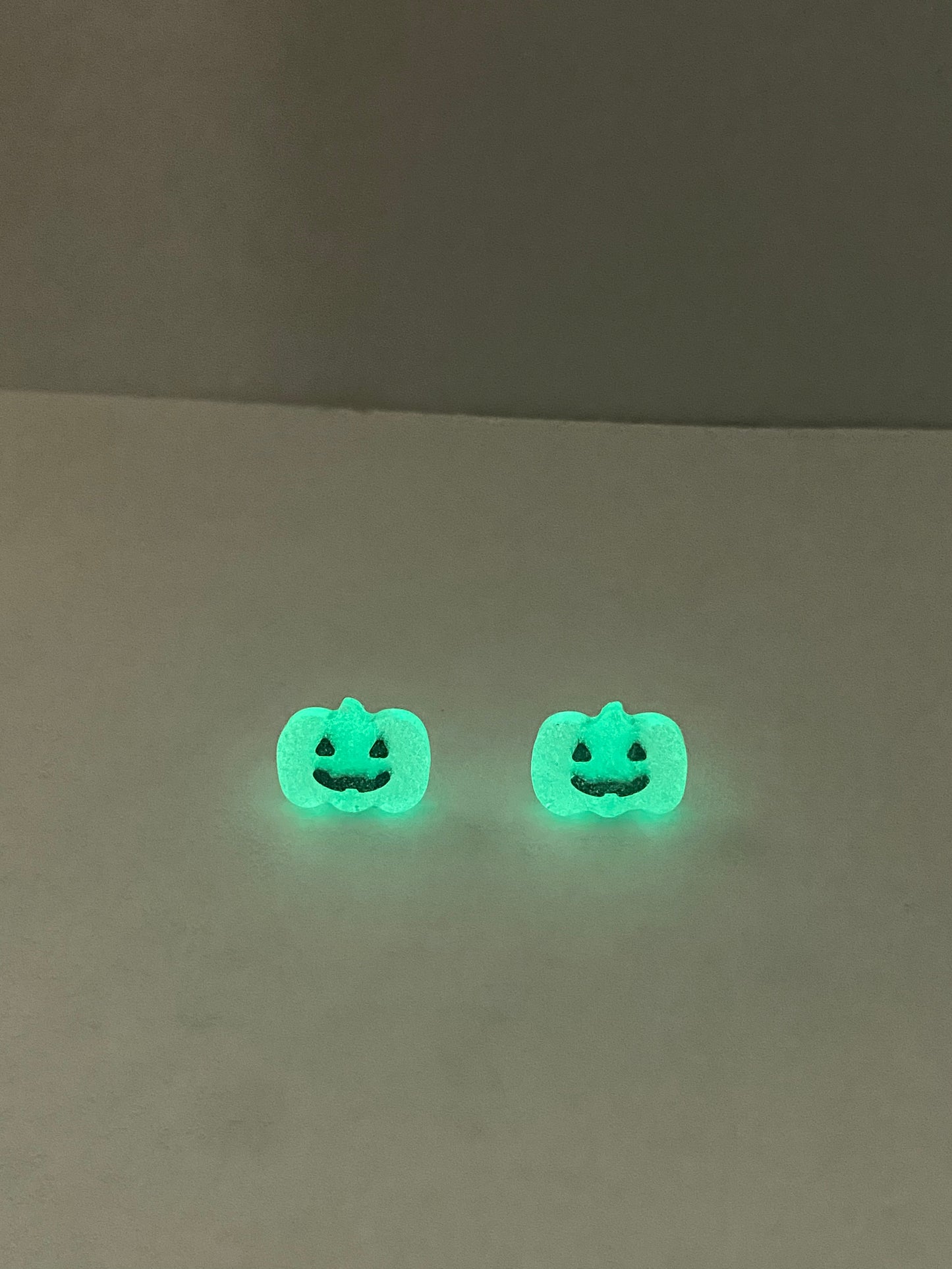 Green glow in the dark pumpkin studs