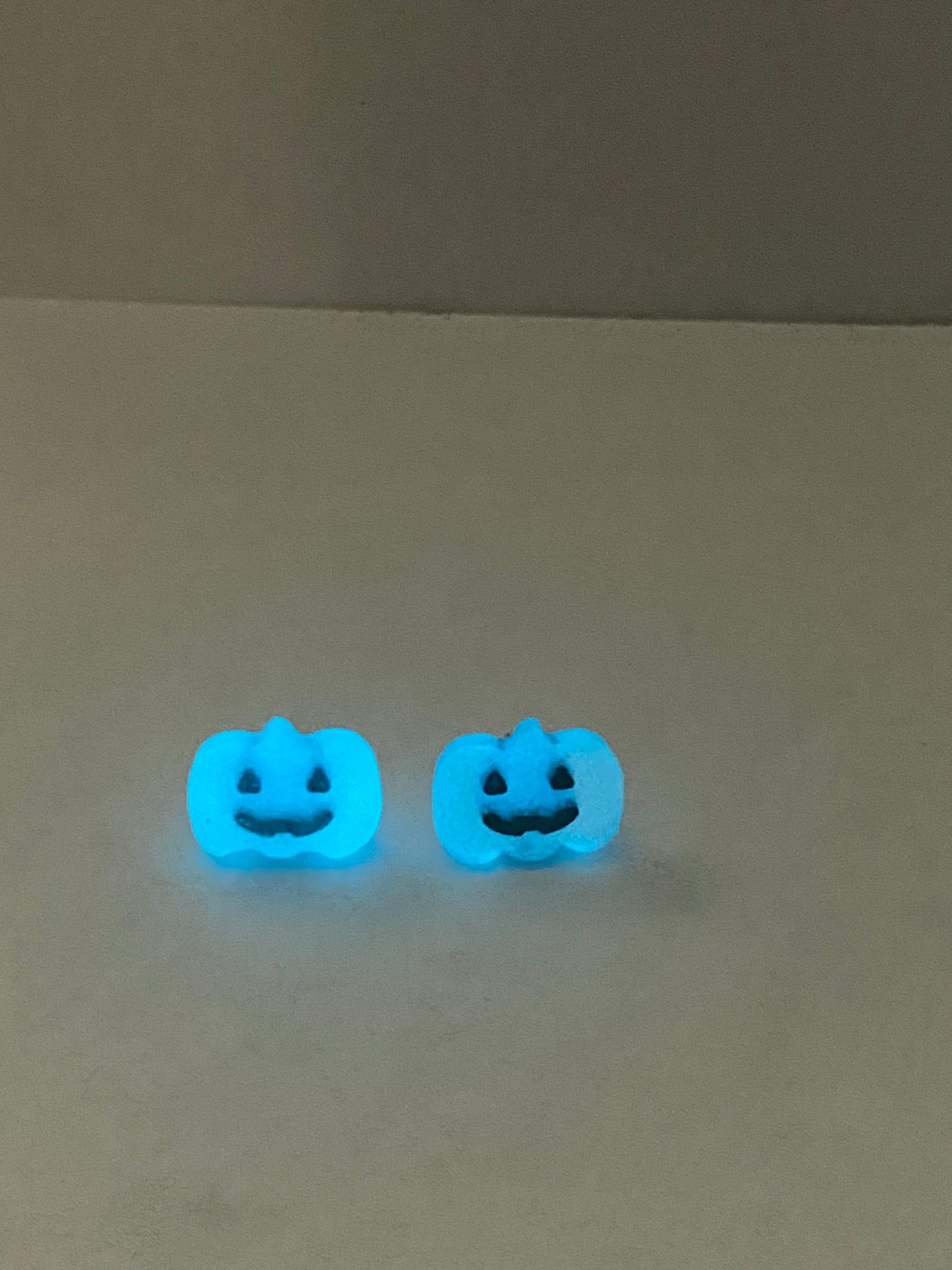 Blue glow in the dark pumpkin studs